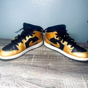 Jordan’s 1 mid SE tops size 2y